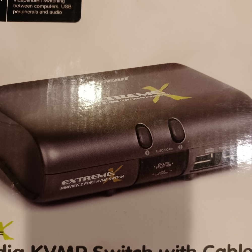 Iogear 2-port multimedia KVMP switch with cables